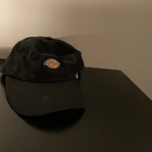 Dickies keps snapback  - Säljer dickies keps knappt använd orginal pris 300