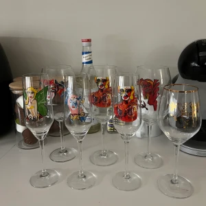 Carolina Gynning Glas - Säljer mina otroligt fina vin och champagneglas från Gynning! Fick massor med glas när jag tog studenten och använder inte dessa längre<3  Tre tycken Rödvinds glas💚 Tre stycken Champagne glas 💛 Ett vitvinsglas 💜Säljs endast tillsammans