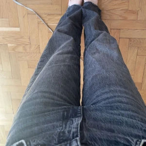 Slutsålda zara jeans - !!LÅNAD BILD!! Säljer dessa jättefina mid waist jeans ifrån zara som är slutsålda, säljer för 300 köpta för 400,  storlek 36, skriv privat för fler bilder