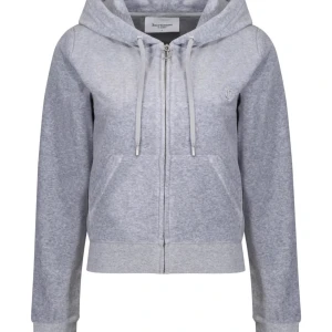 Juicy couture tröja - Säljer denna gråa juicy tröjan i storlek M men den är liten i storleken och passar mig som bär XS/S. Säljer den för den har inte kommit till användning. Köpte den för 1195kr men säljer för 300kr inklusive frakt💕