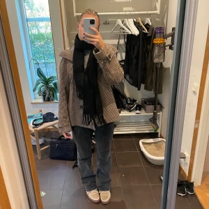 Arket kappa - Jag säljer denna rutiga kappa från arket. Den är helt ny och har prislapp kvar. Den är slutsåld överallt. Eftersom jag har prislappen kvar kan jag likagärna lämna tillbaka, så buda inte under 1800! Passar mig som vanligtvis har 34/36 