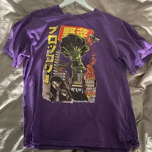 lila tröja med tryck - säljer nu denna skitfeta thriftade tröjan, ingen lapp därmed inget märke eller strl men skulle säga att den sitter som en s/m, hör av dig för mer info 