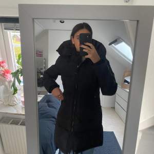 Jag säljer min Parajumper long bear rase - girl jacket då jag aldrig fått användning fö den pga det inte är min stil. Prislapp finns kvar och originalpriset ligger på 6000kr. Den passar alla mellan XS-M och frakt ingår såklart!