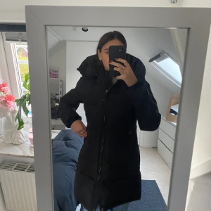 Parajumper SÄNKT PRIS - Jag säljer min Parajumper long bear rase - girl jacket då jag aldrig fått användning fö den pga det inte är min stil. Prislapp finns kvar och originalpriset ligger på 6000kr. Den passar alla mellan XS-M och frakt ingår såklart!
