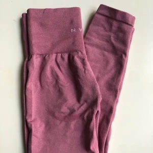 Nvgtn tights - Säljer dessa rosa nvgtn tights med contour vid rumpas. Supersköna och sitter jättebra! 