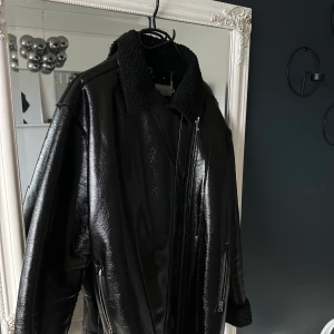 Calvin Klein Jeans - jacka  - Säljer denna super snygga fodrade jackan från Calvin Klein Jeans. Storlek XL, passar dig perfekt som även söker en oversized jacka.Köparen står för frakt skickas spårbart om köparen inte önskar annat fraktset.