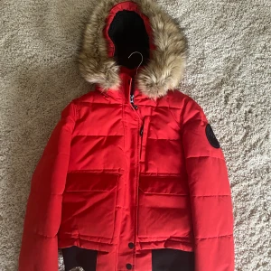 Jacka  - Säljer denna super snygga jackan i storlek ( EU 38) alltså passar mig som har xs-m. Det är i jätte bra skick nästan aldrig använd och är från superdry köpt för runt 2000 kr ❤️💕 kan mötas up. 