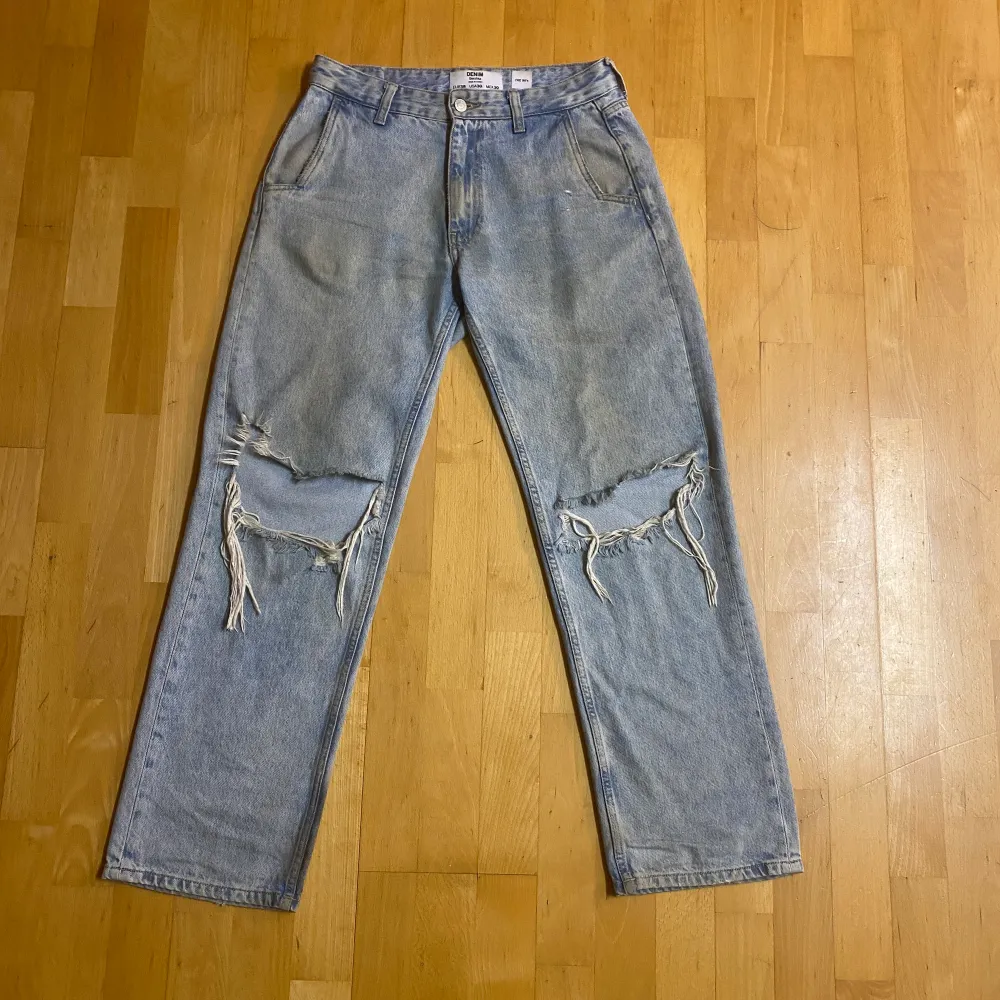 Vida jeans med hål vid knäna, storlek 30. Jeans & Byxor.