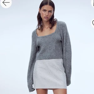 Grå stickad tröja - Helt ny grå stickad tröja med en fyrkantig urringning från h&m. Storlek S 😊