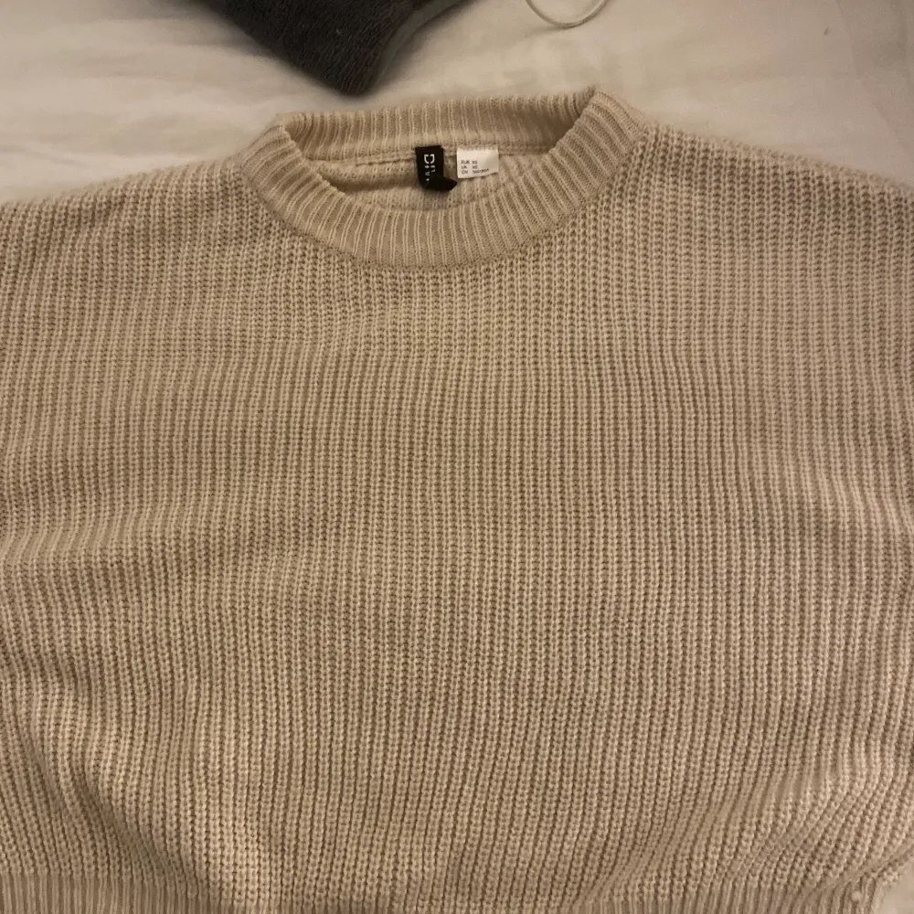 Säljer nu denna beige stickade tröjan som endast är använd 1 gång! Köptes 2019. 80kr+frakt.  För fler bilder kom privat och pris kan diskutera vid snabb affär! 🥰. Stickat.