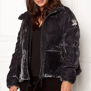 Odd Molly Dunjacka  - En sammet dum jacka från oddmolly aldrig använd, oklar färg en blandning mellan lila/blå/grå med ett fint mönster inuti😍 storlek 0 som motsvarar oddmollys minsta storlek (xs) men skulle säga att den är som en S. 