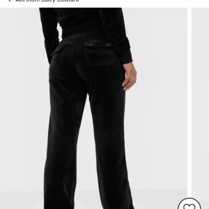 Juciy couture  - Säljer ett par svarta juciy byxor då de inte kommit till någon användning alls inga defekter som nya fortfarande Lena kan skicka   bilder privat 💕 vid snabb affär kan priset sänkas 