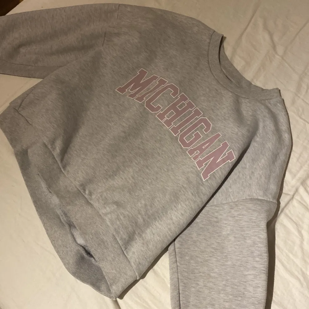 Säljer min helt vanliga sweatshirt från Gina då jag redan har så pass många att den inte kommer till andvändning:) ( nästan aldrig använd )🥰 skriv för fler bilder . Tröjor & Koftor.