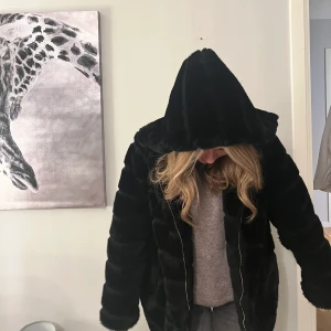 Teddy jacka - Jätte mysig Teddy jacka från madlady Storlek S    Nästan aldrig använd jätte fint skick!!