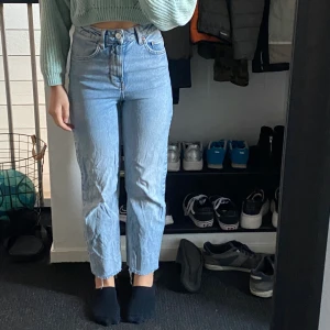 🚫👻🚫 Bikbok jeans 🚫👻🚫 - Ett par ljusblåa högmidjade jeans ifrån Ett par högmidjade ljusblåa jeans ifrån Bikbok. Jag har klippt lite på byxorna (se bild 3). Jag säljer de för 250kr, pris kan diskuteras.
