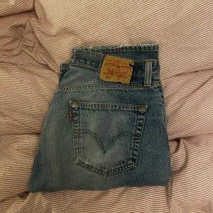 Adidas 501 - skitsnygga levis 501 som ej kommer till användning lämgre. buda gärna, köp direkt för 500kr (obs: se hålet på sista bild men kan sys såklart:) W33 L32, är själv 170 och sitter perfekt. 