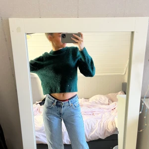 Stickad grön tröja  - Grön stickad tröja i lite kortare modell 