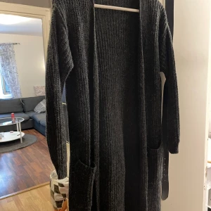 Stickad tröja  - En fin lång tröja i str S