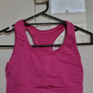 Casall Iconic Sport Bh  - Säljer Iconic Casall Sport Bh i storlek S, A-B cup men skulle säga att den är mer XS. Dock väldigt stretching! Har tvättat o använt den max 2 gånger pga har för många sport bh. Köpt för 499kr. Kan mötas upp i Göteborg, annars betalar köparen för frakt💞