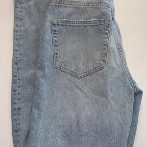 Hej säljer ett par jeans från Gina tricot, 90s high waist jeans storlek 34.  Knappt använda, Max 5 gånger Nypris 600  Säljes för 350