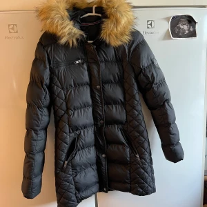 En längre Vinson polo club jacka  - Fint skick förutom hål i båda fickorna men som kan lätt sys! Strl S