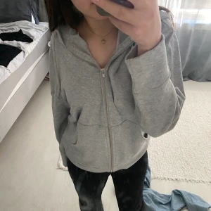 Zip up hoodie - Grå oversized zip up hoodie, har ganska långa armar så den är lite kort i ärmarna på mig. väldigt skönt material och har knappt använt. Ordinarie pris 150kr och säljer den för 80kr plus frakt