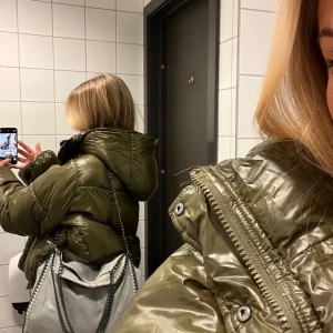 Stella McCartney väska - Den e i bra skick och typ andvänts 10 gånger.