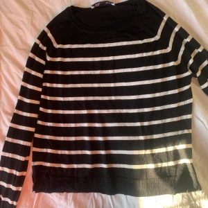Trendig randig tröja - Jätte snygg trendig tröja från zara i storlek s. Köpt för ca 200 startpris 70kr❤️