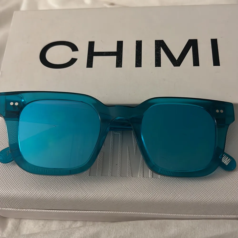 Chimi solglasögon i #004 i färgen Aqua med mirrolglass. Jag köpte dessa i Chimi butiken för ungefär 2 år sedan och har nu tappat intresset för dem. Jag har kvar fodralet och lådan som såklart kommer med i köpet. . Accessoarer.
