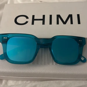Chimi glasögon - Chimi solglasögon i #004 i färgen Aqua med mirrolglass. Jag köpte dessa i Chimi butiken för ungefär 2 år sedan och har nu tappat intresset för dem. Jag har kvar fodralet och lådan som såklart kommer med i köpet. 