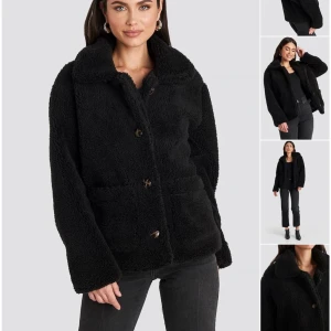 Jackor från Na-Kd - Säljer dessa två jackor från NA-KD, endast använda ett fåtal gånger. Båda är i nyskick 🫶🏼 Kan fraktas och köpare står då för frakten. Skriv för fler bilder 🌸Den vit/beigea jackan är i storlek 36 men passar 34-38, svarta är i 38 men passar 36-38🌸400kr/styck