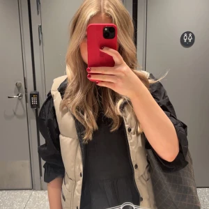 Canada goose väst - Tvärsnygg canada goose väst i storlek xs i herr, så passar perfekt till mig som är S/M. Nypris runt 6000, mitt direkt pris: 3000 inkl frakt❤️