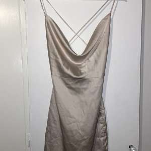 Satinklänning med öppen rygg - Använd endast en gång