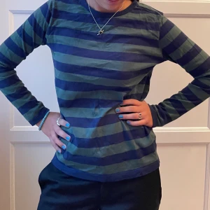 👻 👻 Grön randig tröja!💙💚 👻 👻 - Långärmad blå och grön randig tröja❤️ Supersöt till ett par kostymbyxor