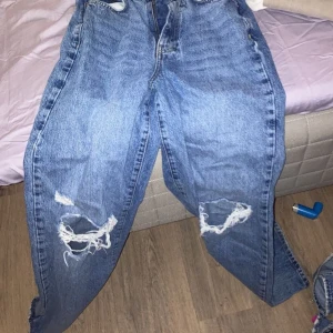 Byxor  - Säljer mina utsvängda blåa jeans dem är själv för små för mig. Dem sitter perfekt annars 