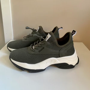 Steve Madden sneakers 38/39 - Vill kolla intresset på dessa sneakers från Steve Madden. Det är använda max 2 gånger, i nyskick. Dem är storlek 39, men rekommenderat i dessa sneakers är att gå upp en storlek, därför passar nog dessa bäst en storlek 38. Köptes för 1 149kr.🙏🏻