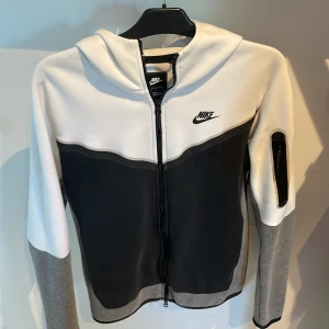 Nike Tech - Säljer nu min Nike Tech Zip hoodie eftersom den inte längre kommer till användning. Bara använd ett fåtal gånger! 