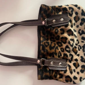 Leopard väska - Liten leopard väska utan småfack inuti 🌸