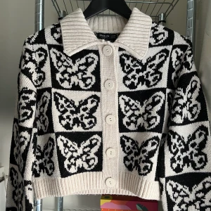 Stradivarius tröja - Supermysig och gullig stickad tröja från Stradivarius köpt på ASOS. Går att knäppa upp 🦋Använd endast 1 gång, som ny!!!