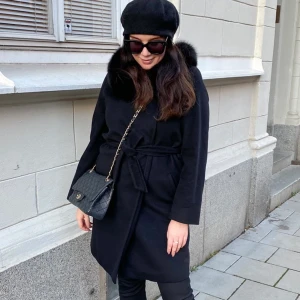 Kappa  - Svart Hollies kappa i modellen Lucinda. Liknar jackan från Max Mara. 100 % ull och äkta rävpäls. Kan användas till vardags med går också att klä upp! Mycket bra skick!! Inköpt på NK för 6000 kr. Säljs för 3200 kr. 💕