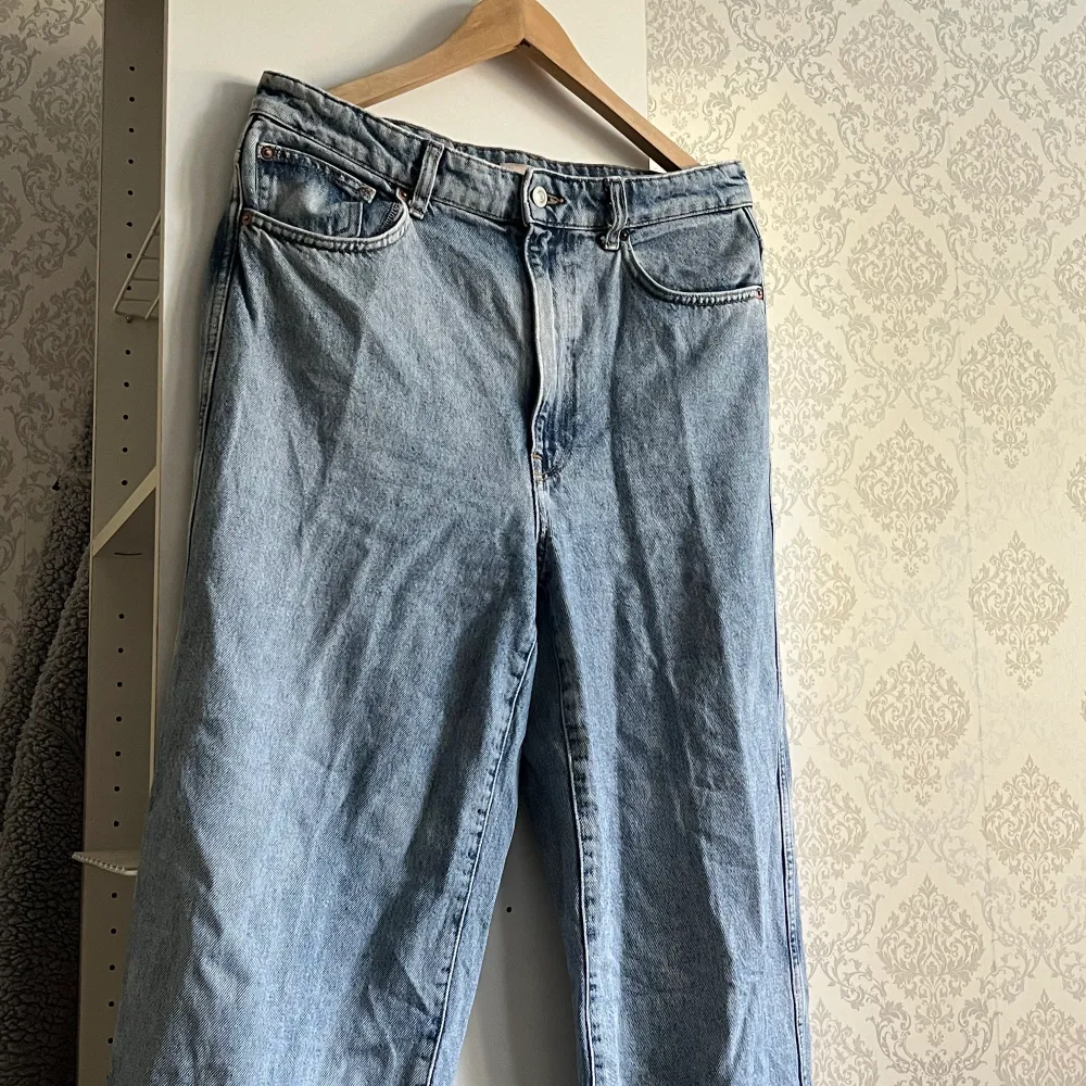 Super fina vida jeans från hm! Tror ej dessa säljs längre och älskar dem men det är tyvärr för små för mig🤍 Använda men i väldigt fint skick, kan även skicka bättre bilder ifall så önskas🫶🏼snabb affär = kan sälja billagare 👍🏼. Jeans & Byxor.
