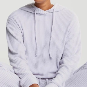 Mjukis set - Stina rib från ginatricot, fin lila färg. Tyvärr lite korta på mig som 1.68 cm. 