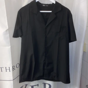  Svart Skjorta - Skit skön och snygg skjorta, använd ca 2 gånger, pris kan diskuteras vid snabb affär👍