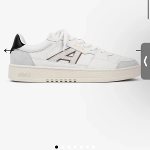 Axel arigato sneakers 39 - Säljer mina fina arigato sneakers köpta för 2400kr. Får tyvärr ingen användning av dessa längre.
