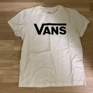 Vans t shirt - Oanvänd vans t shirt. 