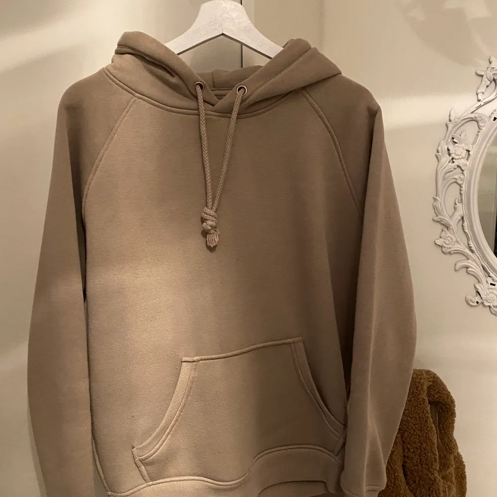 Beige/ brun hoodie från Gina Tricot. Storlek Xs-s. Tröjor & Koftor.