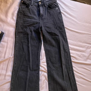 Svarta jeans -  säljer ut massa plagg billigt som fan, köper du 5 eller fler får du 15 %