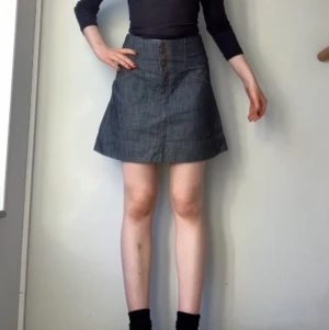 Jeanskjol - Mörkt blågrå jeanskjol. Stilren, passar till mycket.