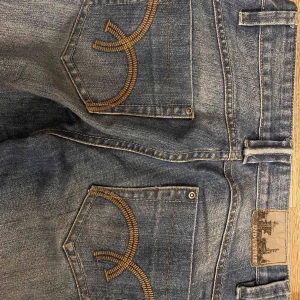 Jeans - Säljer mina jeans då dem är aningen stora i storleken. Dessa byxor är riktigt snygga och har inga deffekter. 