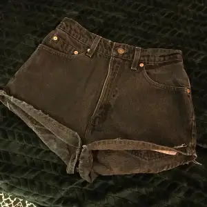Svarta vintage jeansshorts av märket Levi's. Ca 70 cm omkrets i midjan.